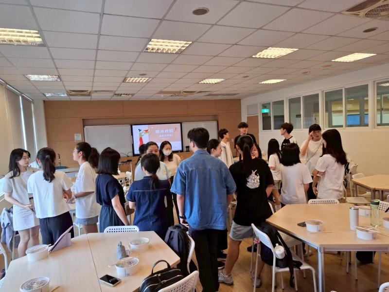 資深大學伴進行破冰活動，與其他大學伴進行簡單交流，分享參與計畫之經驗