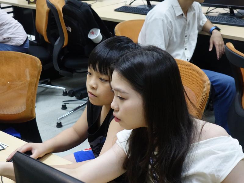 AI課程，大學伴協助小學伴進行操作