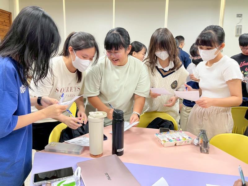 大學伴進行「學伴BINGO」活動