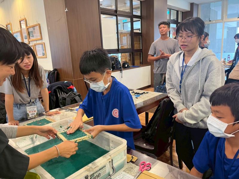 上午場講師帶著大小學伴製作種子紙活動