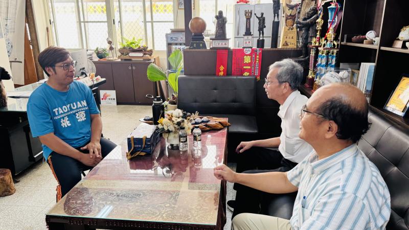 本校師長與桃源國小曾主任共同討論本學期小學伴的年級及學習需求