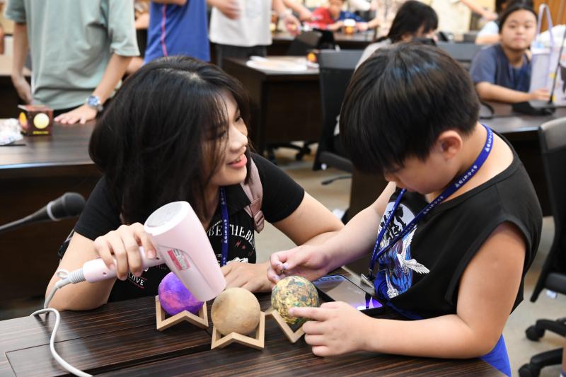 DIY，大學伴協助小學伴完成星球燈作品