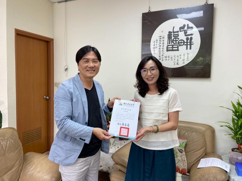 計畫師長頒予公正國中感謝狀