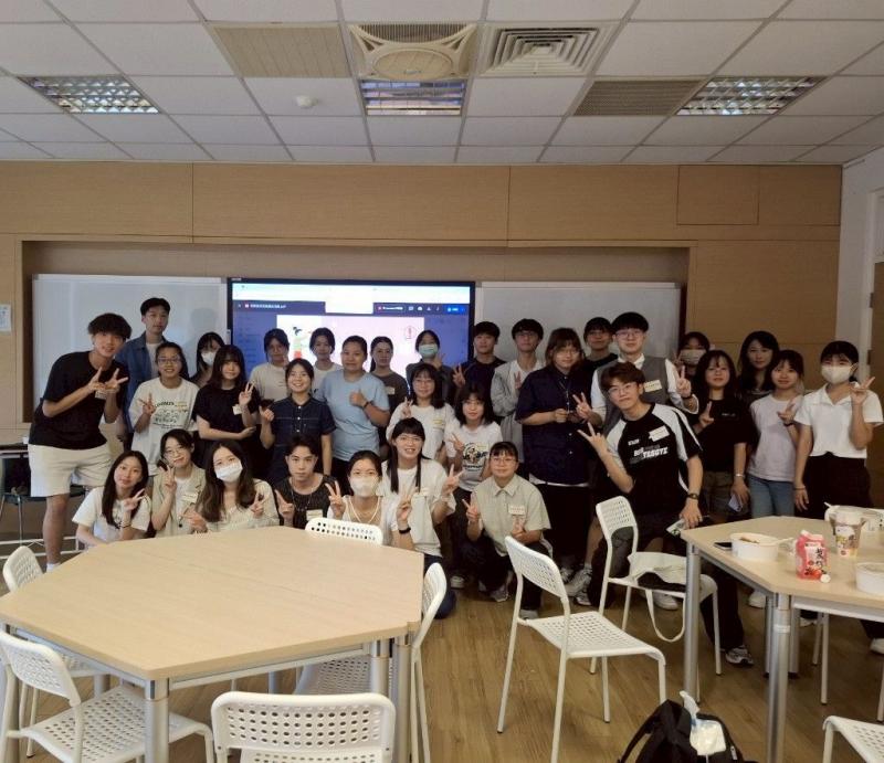 期初交流會議結束前，進行團體合照留念