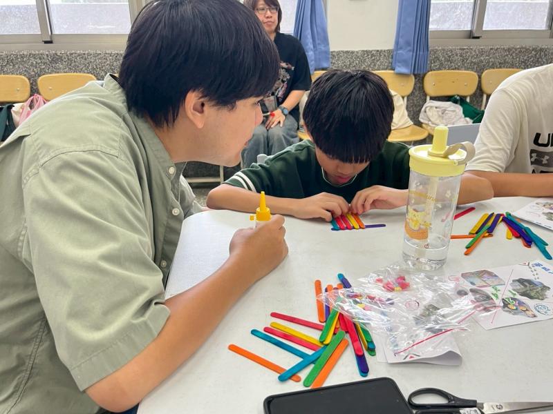 大小學伴一起製作手機架