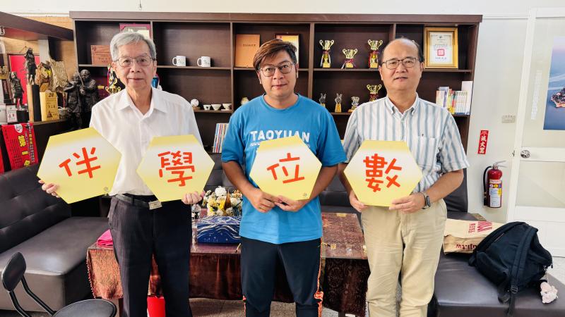 本校師長與桃源國小師長一同合影