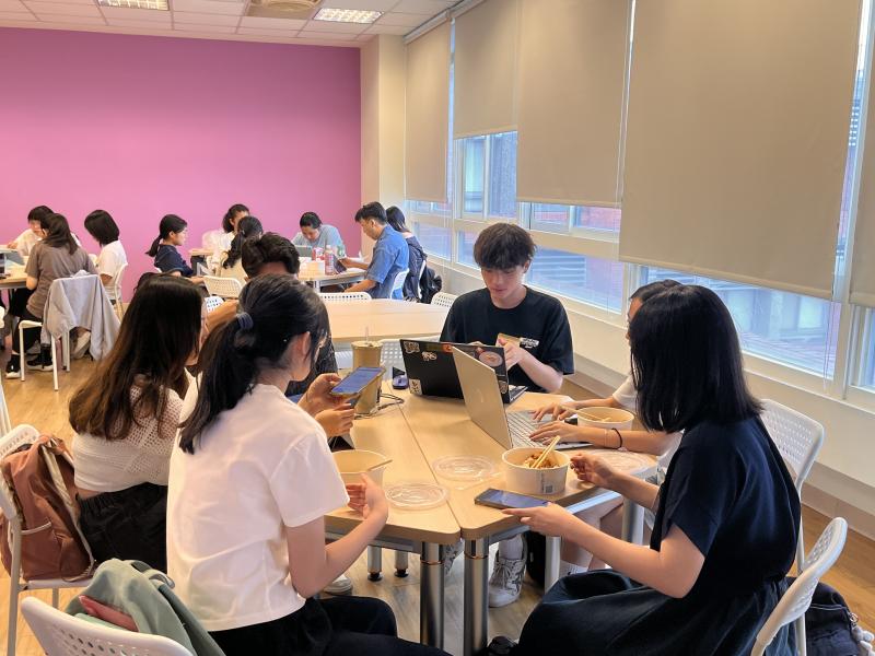大學伴進行分組交流，共同發想與設計一對一線上主題式課程