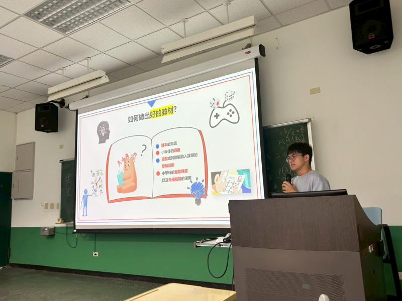 帶班老師擔任教育訓練的主講者，與大學伴講解相關的注意事項。