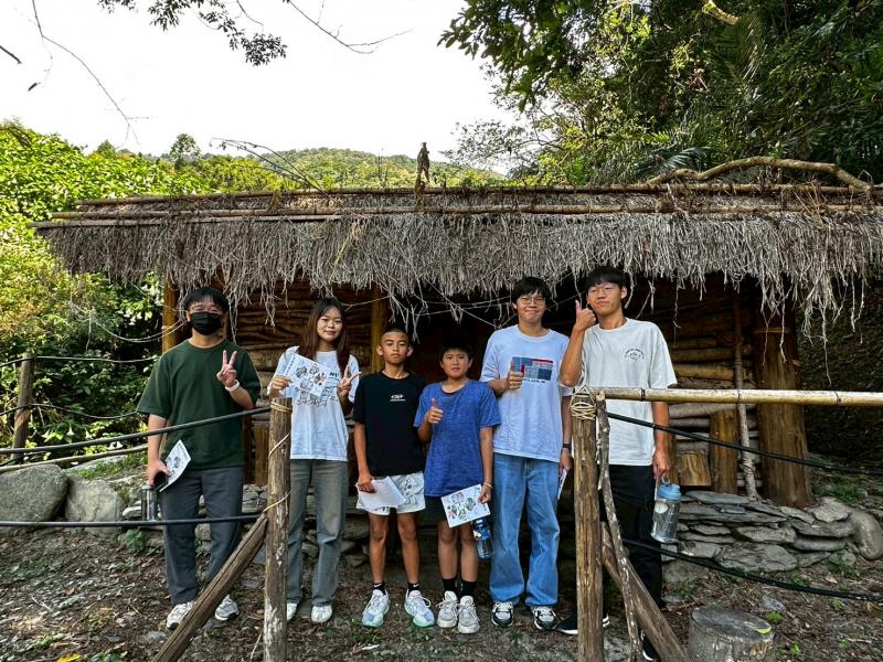 在傳統家屋前合照