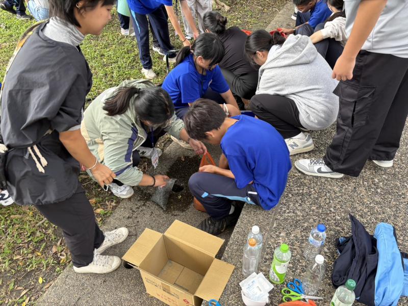 下午場講師引導大小學伴製作濾水器的前置作業準備