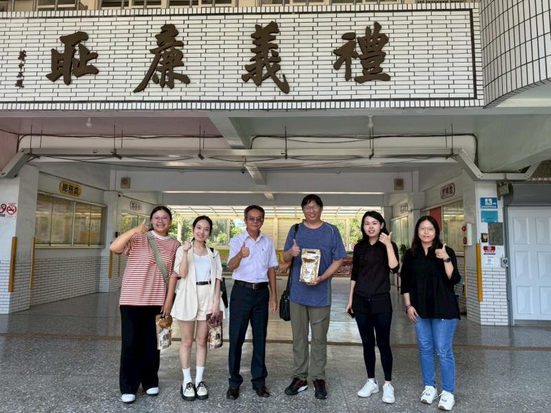 與福德國小師長合照