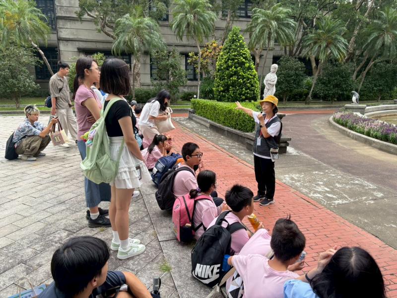 大小學伴認真聆聽松山文創園區文史導覽