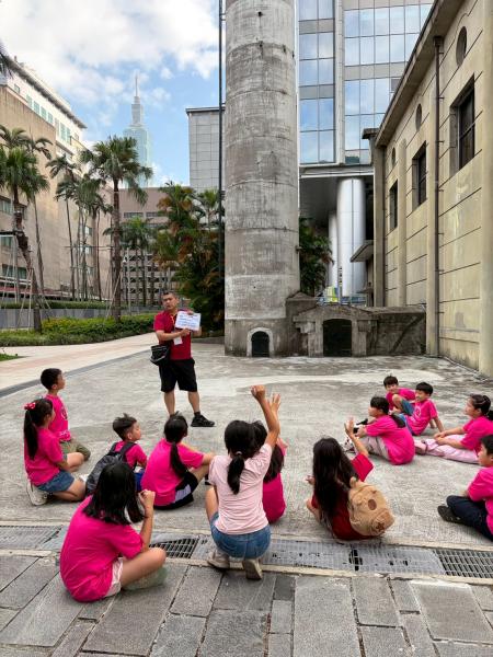 透過大地遊戲讓小學伴認識松山文創園區煙囪由來