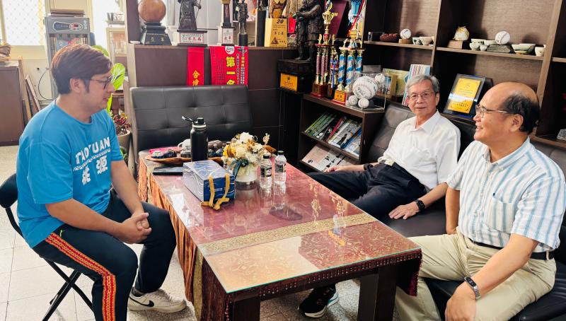 本校計畫主持人施松村教授與吳百祿教授與桃源國小曾主任寒暄問候