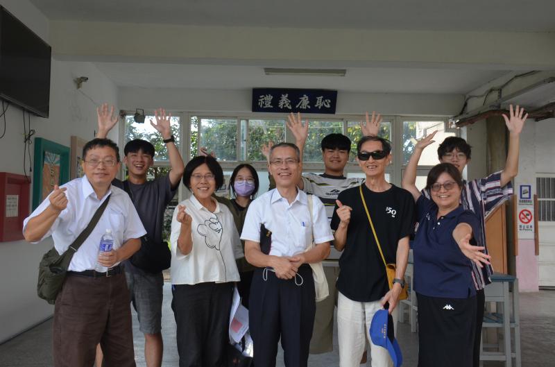 計畫主持人、帶班老師與南和國中師長之合影