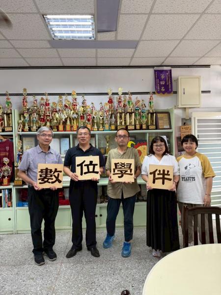與師長合影(水尾國小)