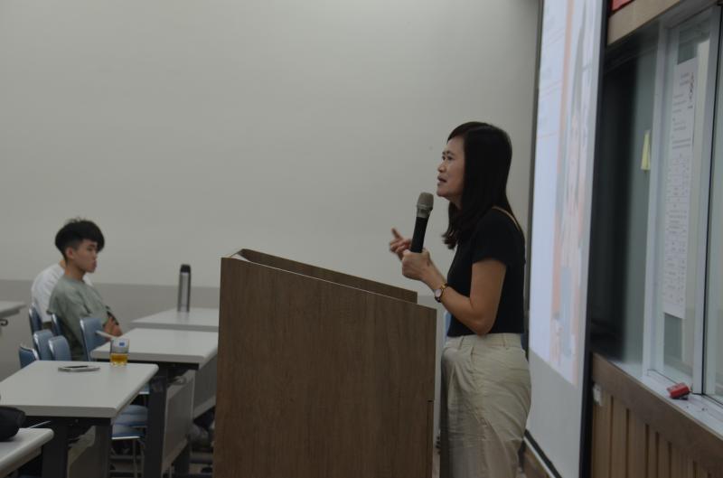 專題演講(一)，葉怡美主任，與大學伴討論線上繪本如何讓小學伴感興趣，以提升英語能力