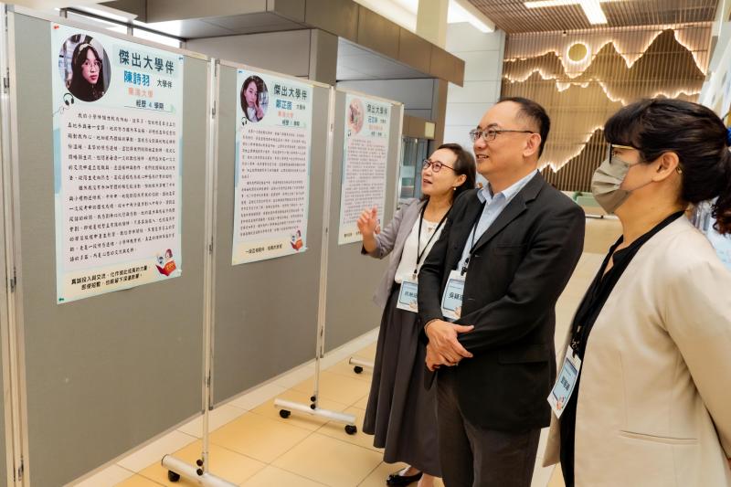 資科司吳穎沺司長、鄧慧穎科長與數位學伴營運中心呂慈涵主任一同參觀傑出人員海報展。
