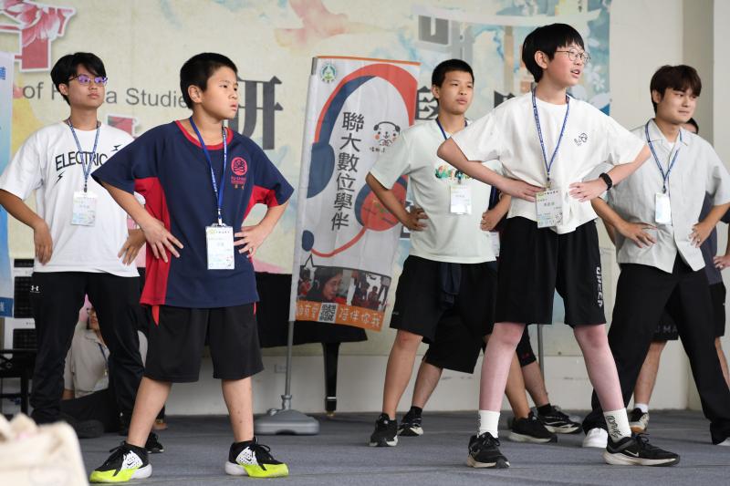 大地遊戲中，大小學伴一同努力破關爭取好成績