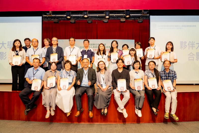 21所夥伴大學為計畫用心付出，由教育部致贈感謝狀。