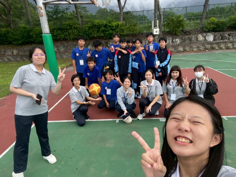 中午休息時段，帶班老師與大學伴一同陪伴小學伴打籃球