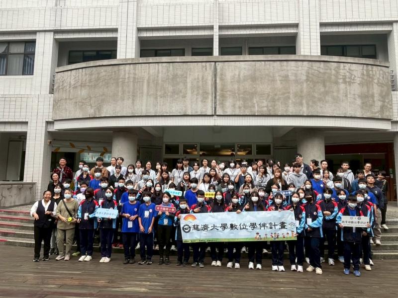 全體大小學伴及師長合照。