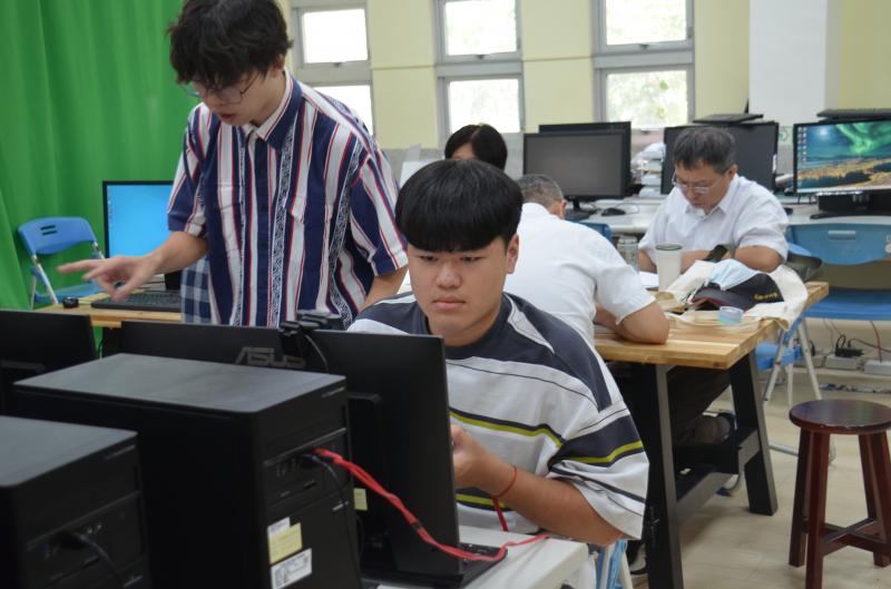 計畫主持人與大南國小師長針對學童特質逐一討論；資深帶班老師教導新進帶班老師如何更新系統與設備測試