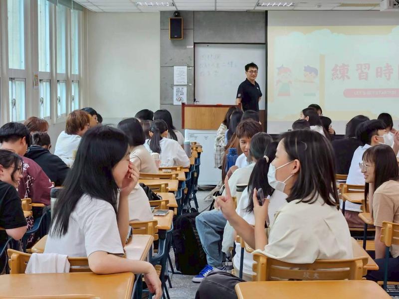 大學伴彼此之間熱絡地與對方分享自己（破冰趣）。
