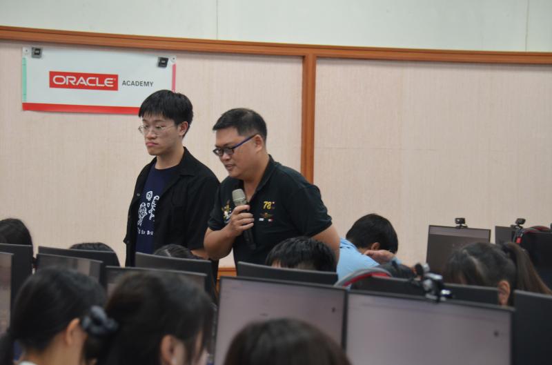 專題演講(二)，葉書齊老師，教導大學伴利用AI工具設計教材，增加與小學伴的互動性及想像力