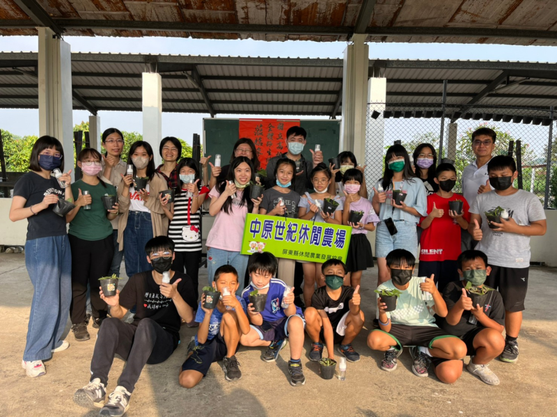 中原世紀農場體驗食農教育，因為有大學伴的陪伴讓小學伴在學習路上不孤單。