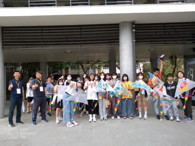 大小學伴一起彩繪風箏，趁空檔到國立臺東大學校園巡禮，除了參觀圖書館與相關設施，還一起在大草皮放風箏。