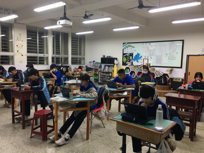 慈大的學伴與豐濱國中小學伴於3/13首度線上相見，用心的伴學歷程，就像天使帶來的溫暖，照亮豐中。