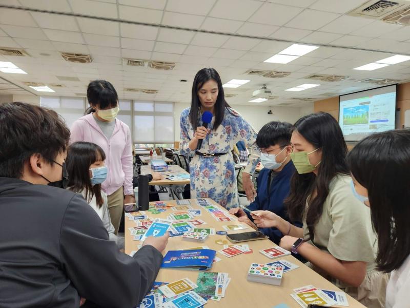 由丹鳳高中宋怡慧老師分享SDGs指標內涵，運用桌由了解SDGs議題，引發思考同時融入課程當中。