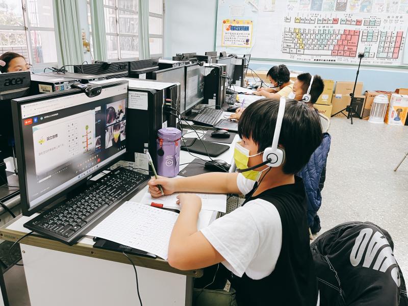 今天是與臺南大學合作的首堂課程，小學伴們難掩興奮之情，早早就到電腦教室準備，期待著能夠和大學伴們見面