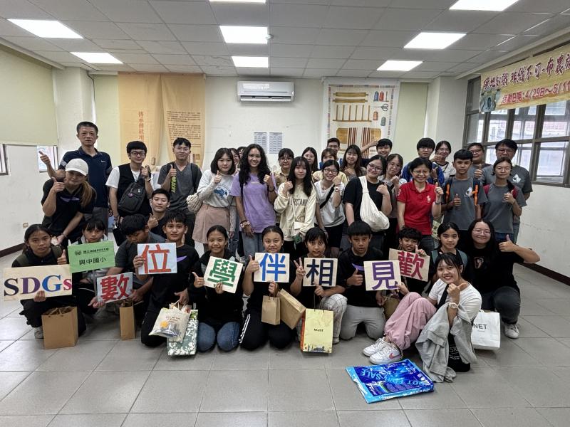 113年6月1日在桃源區原住民文化廣場舉辦相見歡活動，大、小學伴共同活動及情感共融，活動團體合影。