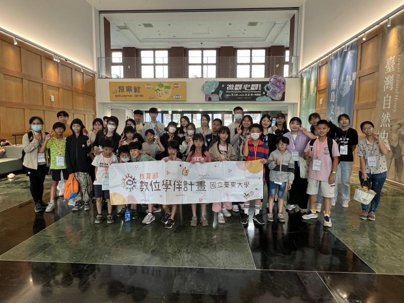 豐富的活動讓小學伴收穫滿滿，騎乘協力車暢遊森林公園，史前博物館彩繪陶罐DIY及導覽解說。