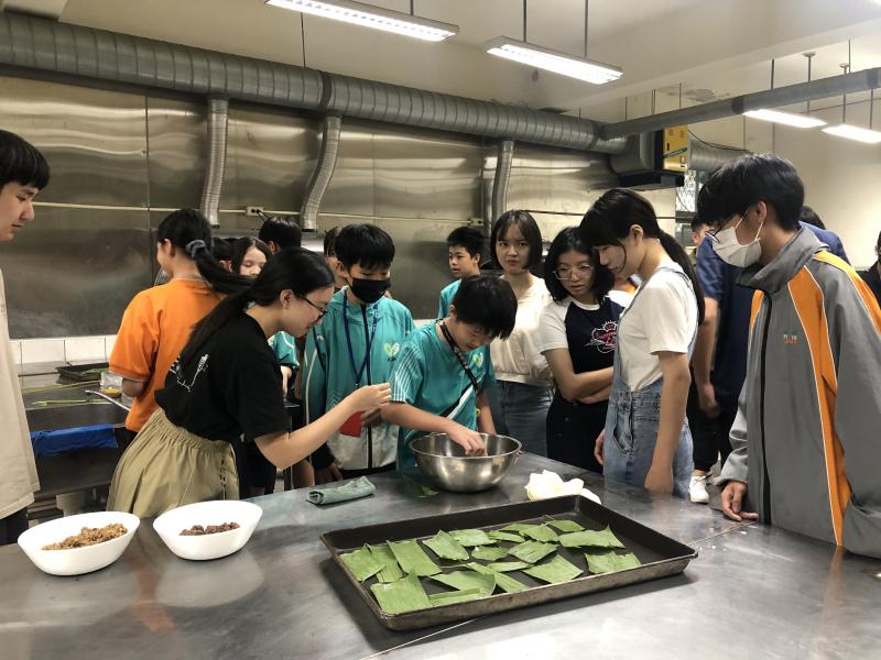 大小學伴進行當地名產-茶粿製作體驗