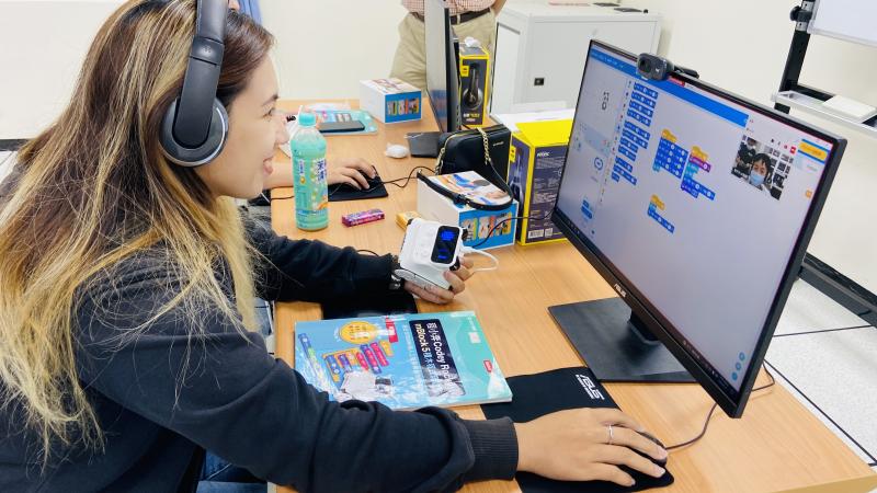 大學伴教導湖內國中小學伴如何撰寫程式操作程小奔