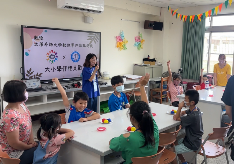 除了講解活動外也讓小學伴舉手回答問題，讓小學伴思考及增加互動性。