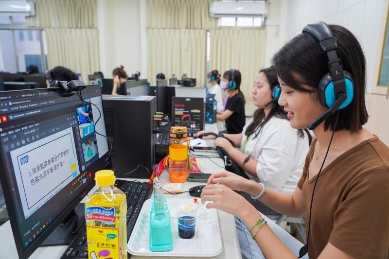 大學伴帶領小學伴進行油水分離實驗，同時還進行了顏色混合的小實驗，體驗不同顏色如何互相融合的神奇過程。