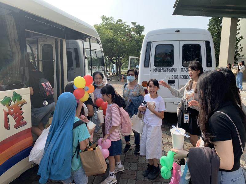 活動結束後，大小學伴互相道別上車。