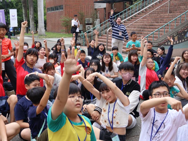 主持人出題，讓小學伴回答問題加金幣