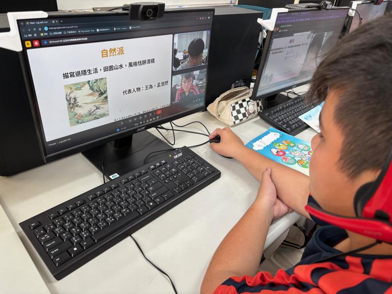 小學伴透過遠端連線的大學伴，一同學習國語文，並領略文學的美妙。