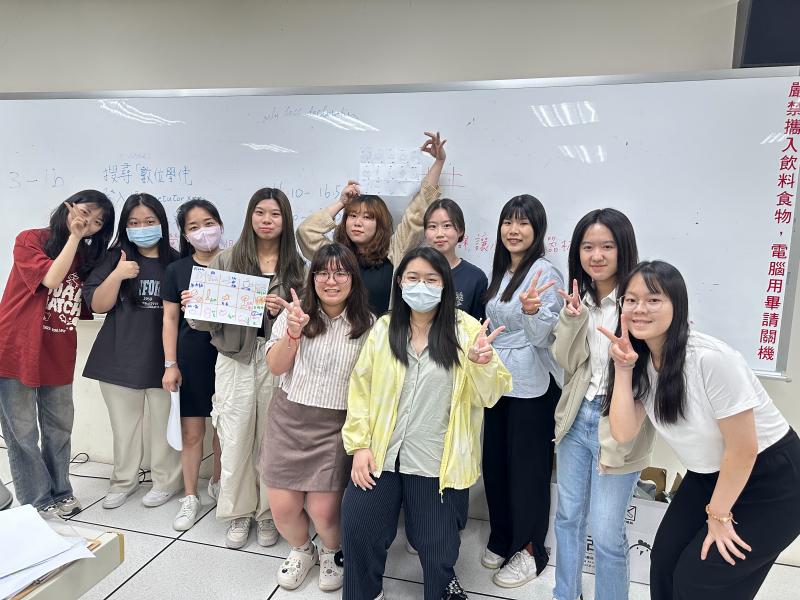 帶班老師因應大小學伴課程遇到的狀況及情境，將核心目標導入團康活動中，讓大家邊玩邊理解表達技巧！