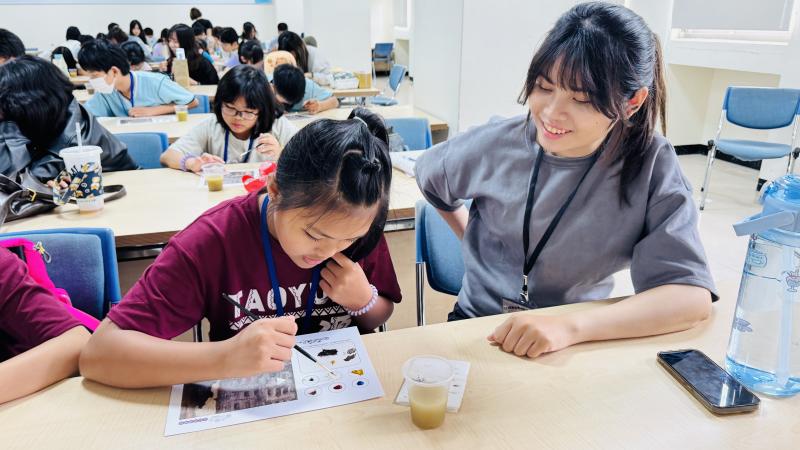 大學伴陪伴小學伴進行全色體驗