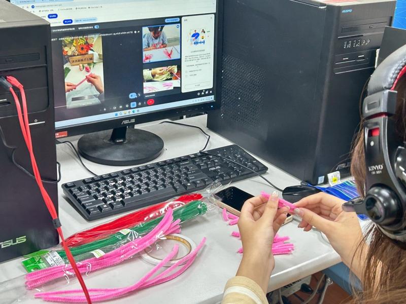 大學伴帶小學伴一起製作扭扭棒，當作母親節禮物送給媽媽