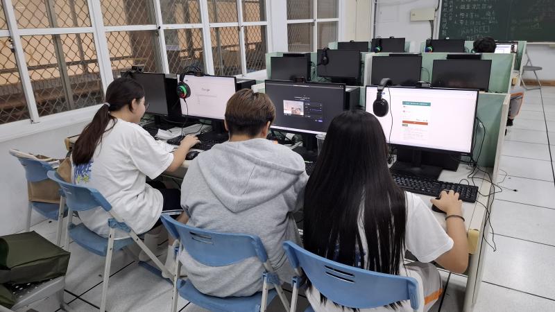 學生準備登入數位學伴