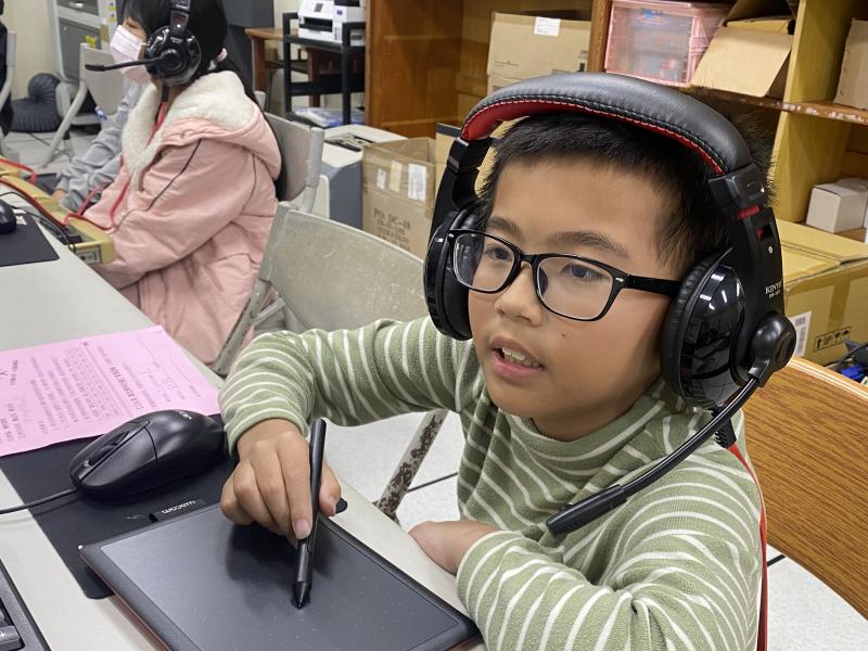 第一次進課時，孩子透過夥伴學校提供的耳機及手寫板~初次體驗一對一的線上教學，感覺老師就坐在對面呢！