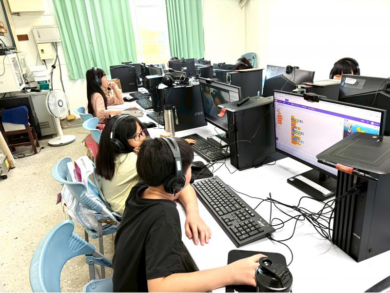 本周小學伴參與中科大學舉辦的AI課程，對於AI的課程活動，小學伴們認真的投入到課程當中。