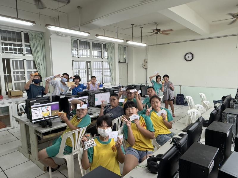 每個大學伴寫給小學伴一張小卡鼓勵孩子，也讓小學伴感懷於心。